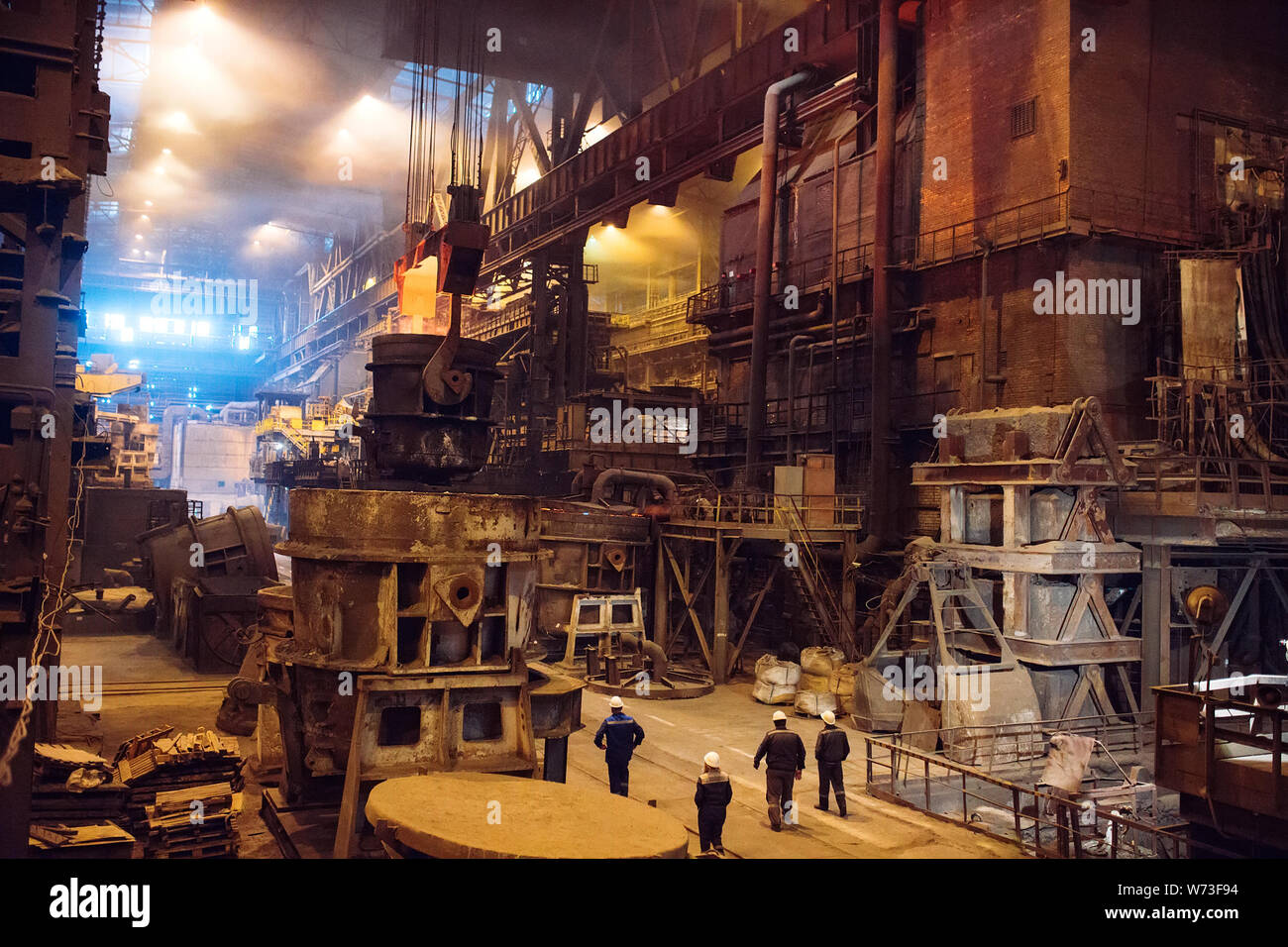La fusione del metallo in un impianto siderurgico. Industria metallurgica. Foto Stock