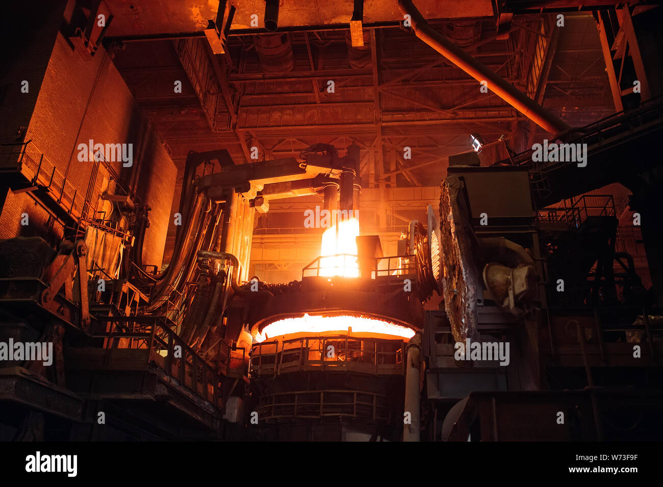 La fusione del metallo in un impianto siderurgico. Elevata temperatura nel forno di fusione Foto Stock