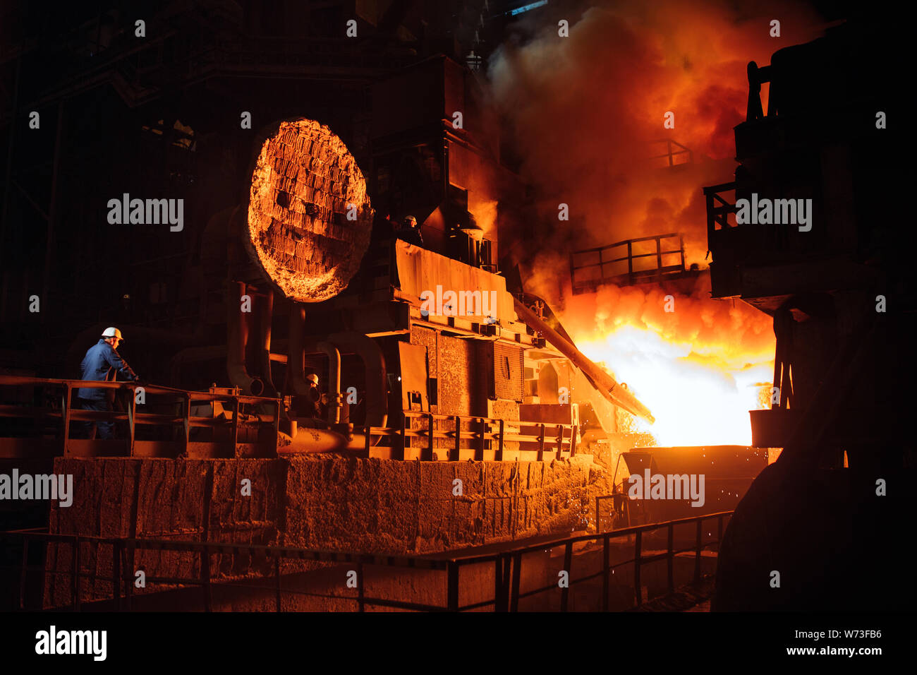 La fusione del metallo in un impianto siderurgico. Elevata temperatura nel forno di fusione Foto Stock