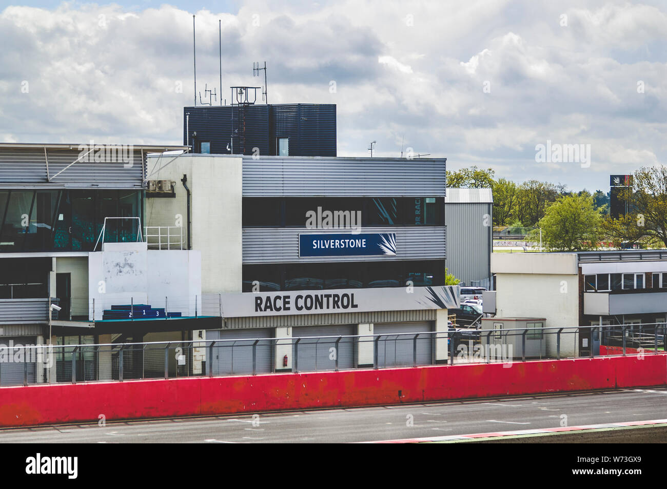 Controllo della gara di Silverstone, presa all'inizio dell'originale pit lane sulla nazionale box dritto. Foto Stock