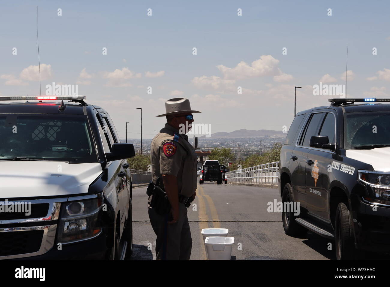 El Paso, Stati Uniti d'America. 4 Ago, 2019. Un poliziotto sta di guardia vicino al Walmart shopping mall area in El Paso Texas, Stati Uniti su Agosto 4, 2019. Il governo federale degli Stati Uniti è il trattamento di una massa riprese negli Stati Uniti Stato del Texas di sabato come un terrorismo interno caso il procuratore degli Stati Uniti per il Distretto Occidentale del Texas detto Domenica. L'attacco nella città di confine di El Paso in Texas sinistra 20 morti e 26 feriti. Un 21-anno-vecchio maschio bianco è stato arrestato. Credito: Liu Liwei/Xinhua/Alamy Live News Foto Stock