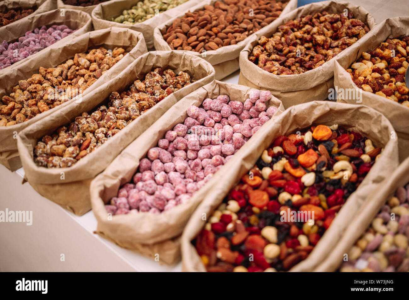 Chiudere fino a piccoli sacchi con i dadi. All'interno dei sacchi di carta sono la frutta secca, noci, datteri, fichi, uva passa. I dadi e la frutta secca al mercato. Foto Stock