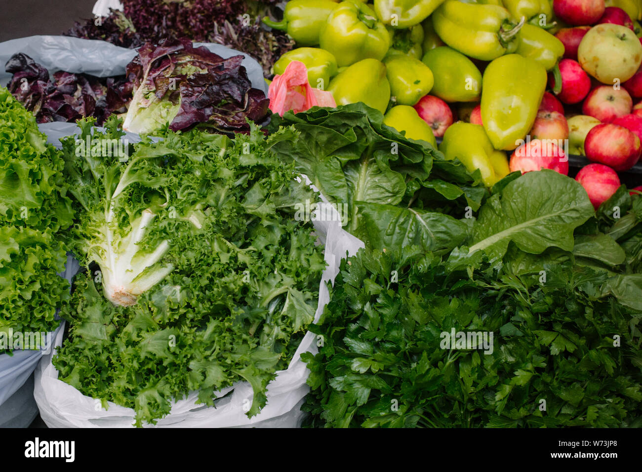 Una sana alimentazione e nutrizione sul contatore, dieta vegetariana e concetto. Vitamina set di varie verdure a foglia verde Foto Stock