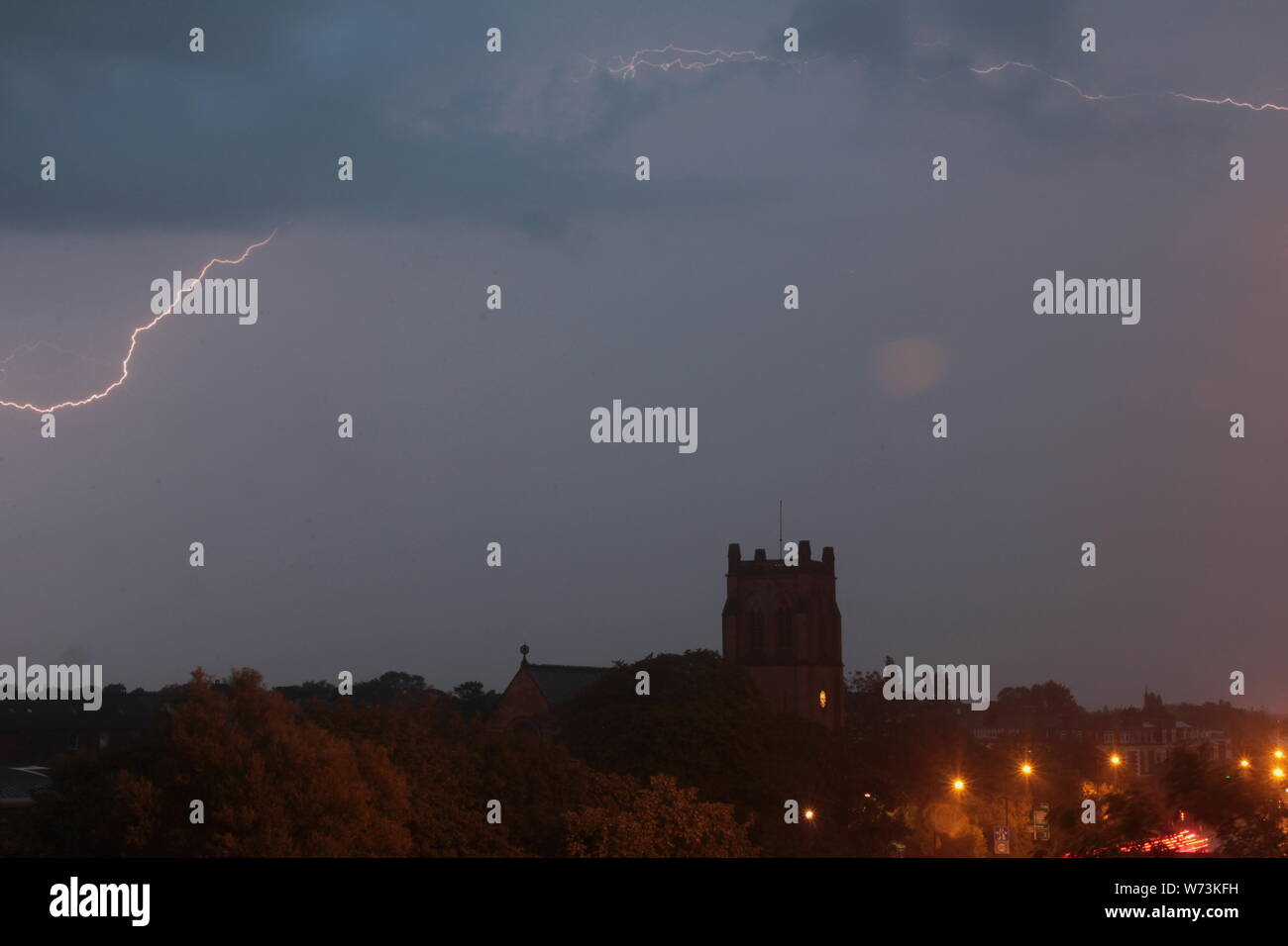 Newcastle upon Tyne, Regno Unito, 4 Agosto, 2019, Lightning Over Jesmond Chiesa Parrocchiale, Met Office problema giallo allarme meteo per pioggia, tuoni e fulmini sopra il Regno Unito, Credito: DavidWhinham/Alamy Live News Foto Stock