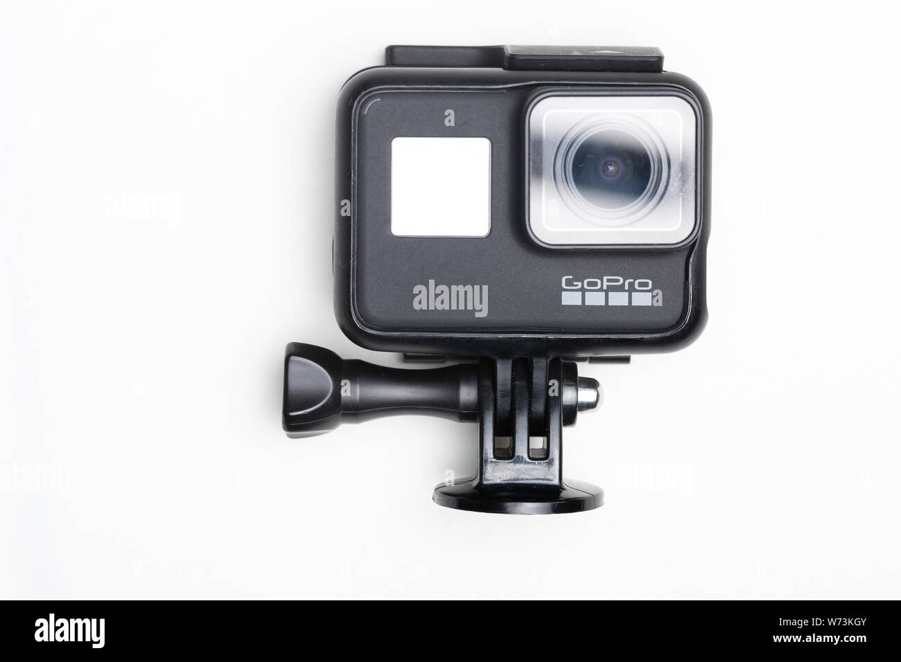 GoPro Hero 7 nero azione telecamera montata su treppiede semplice accessorio contro uno sfondo bianco con una riflessione sulla lente Foto Stock