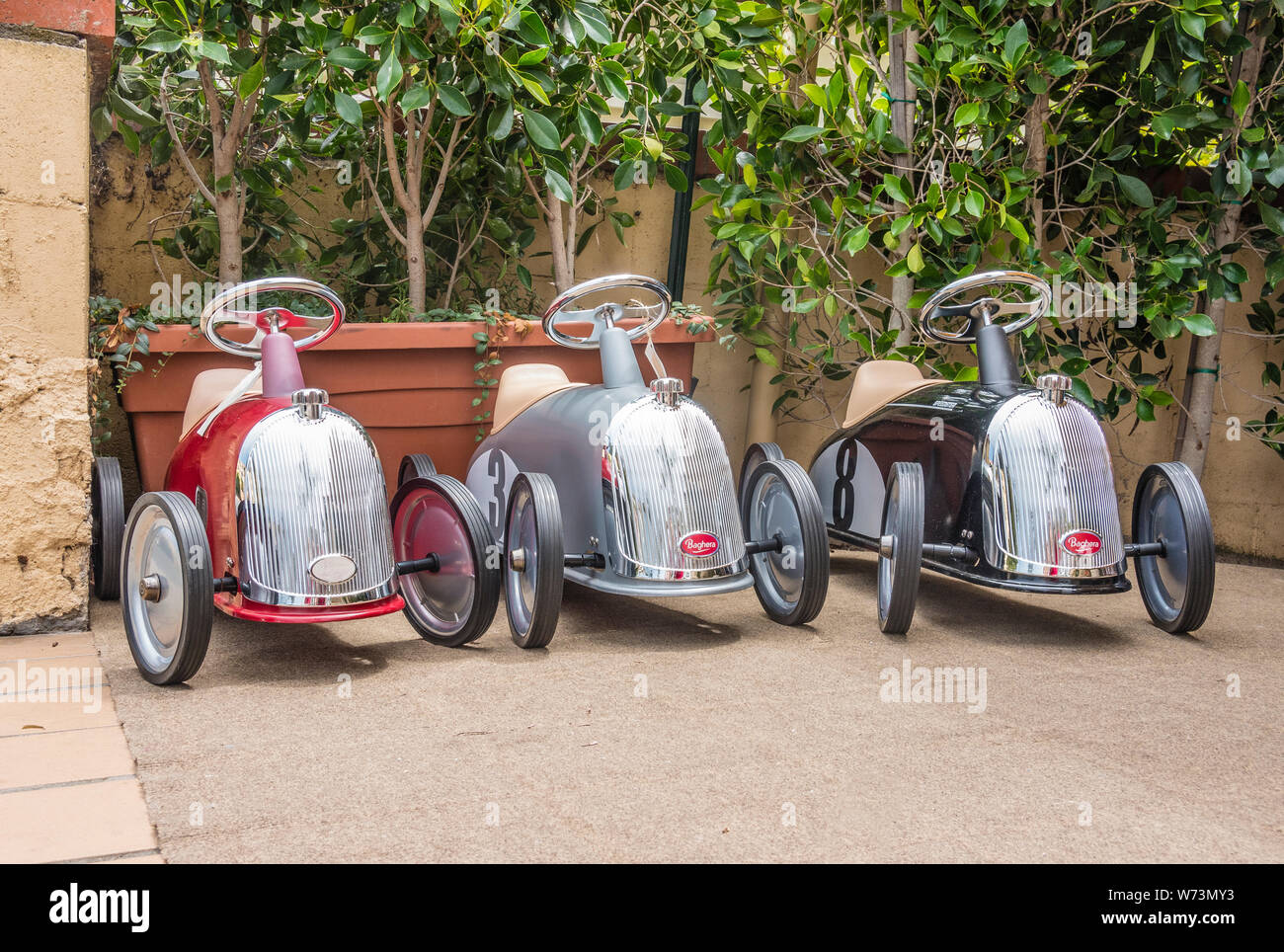 Tre Baghera Ride-On automobili per bambini visualizzati al di fuori di un negozio a Montecito, California. Le vetture sono state progettate in Francia su un design da anni cinquanta. Foto Stock