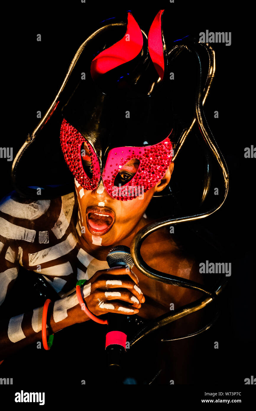 Preston Park, Brighton, Regno Unito. Il 4 agosto 2019. Grace Jones si esibisce in BN1 Lovefest , parte di Brighton orgoglio. Grazia Beverly Jones GU (nato il 19 maggio 1948) è un modello di Jamaican-American, cantante, compositore, produttore record e attrice.. Foto di Julie Edwards./Alamy Live News Foto Stock