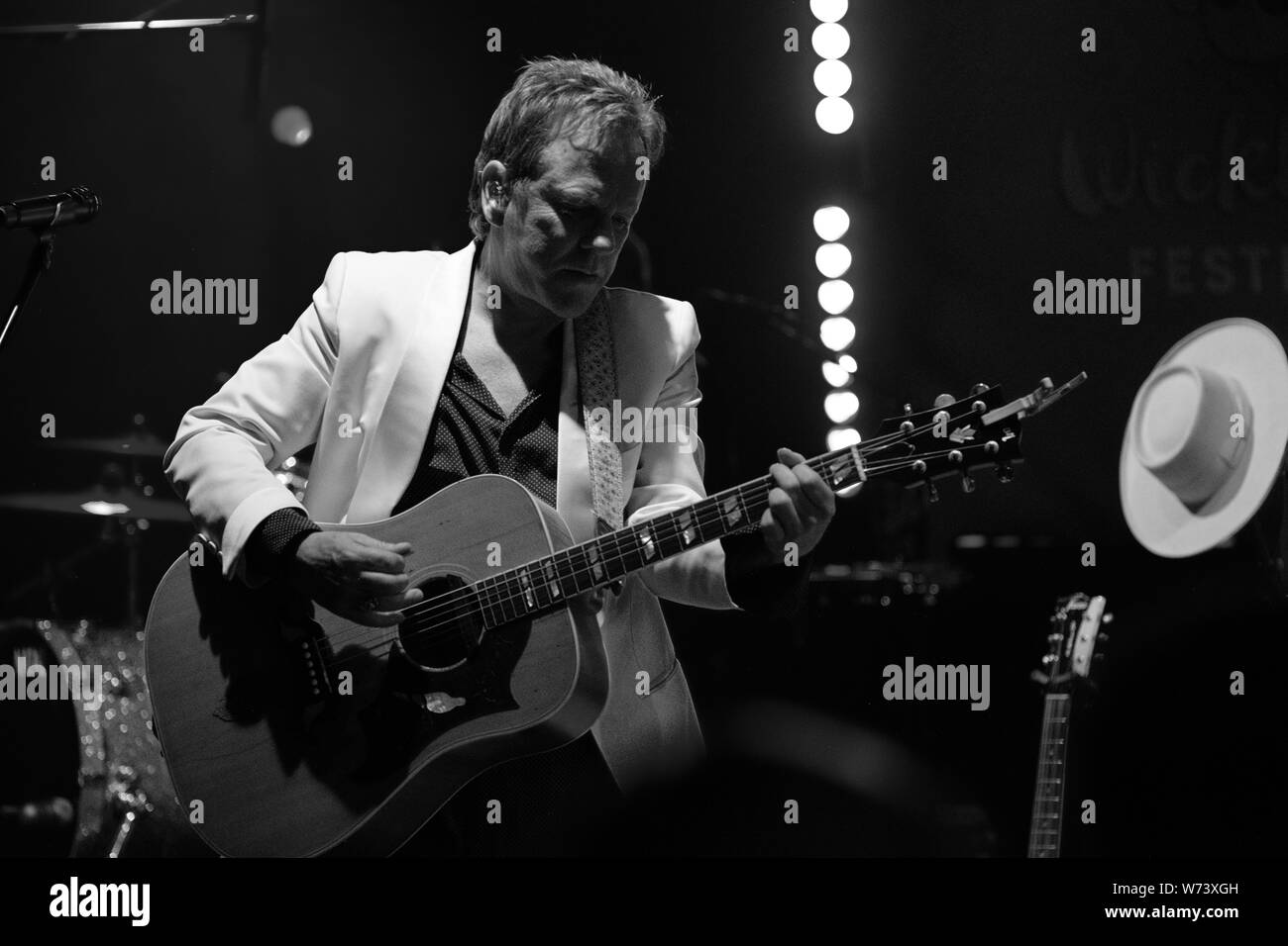 Kiefer Sutherland sul palco con la sua band al Wickham Festival nel 2019 Foto Stock