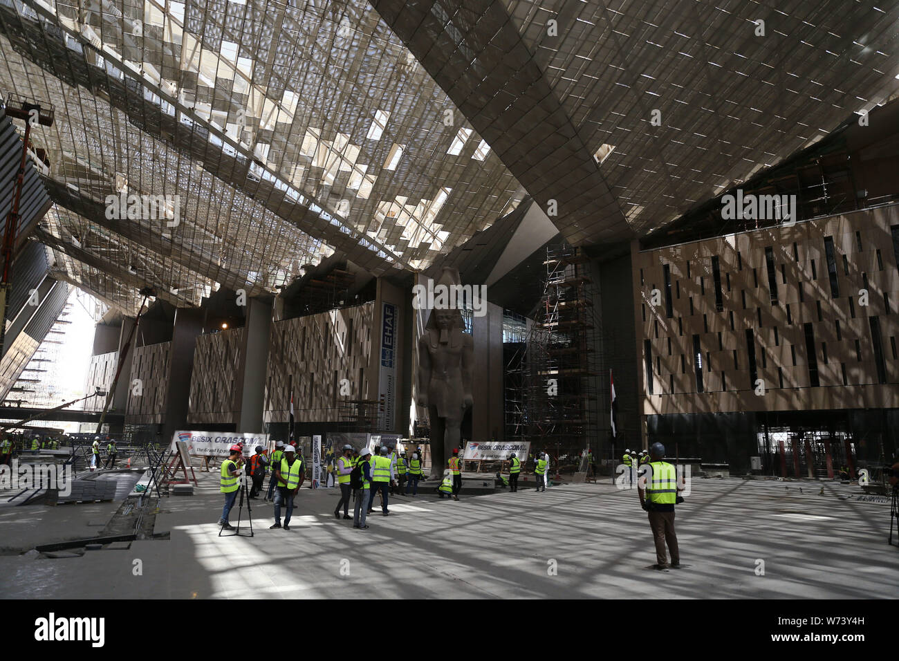 Il Cairo, Egitto. 4 Ago, 2019. Costruttori lavorano presso il cantiere per la costruzione della grande Museo Egizio (GEM) in Giza, maggiore il Cairo, Egitto, il Ago 4, 2019. Credito: Ahmed Gomaa/Xinhua/Alamy Live News Foto Stock