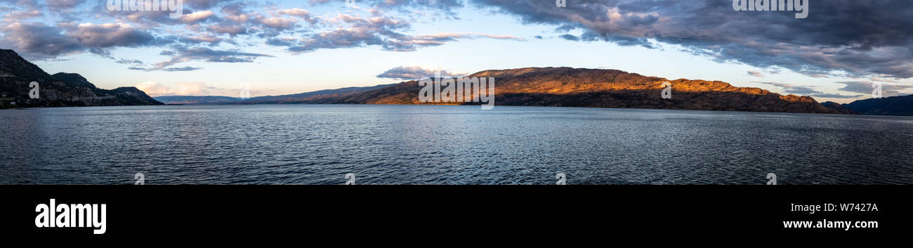 Vista panoramica al tramonto del Lago Okanagan in Peachland, British Columbia, Canada Foto Stock