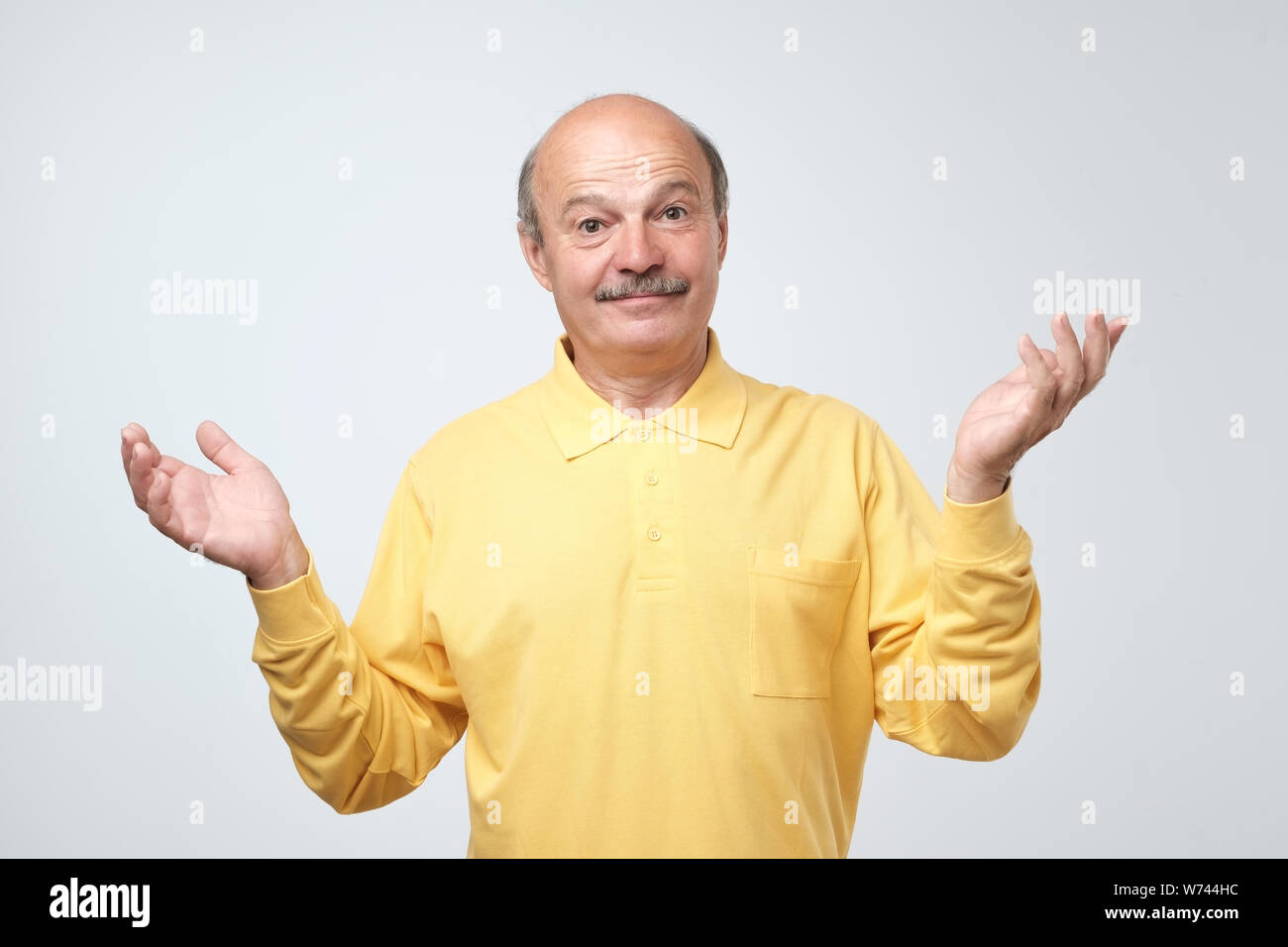 Affascinante bello ispanica senior uomo sorridente fiducioso alla fotocamera. È stata una decisione facile concetto. Foto Stock