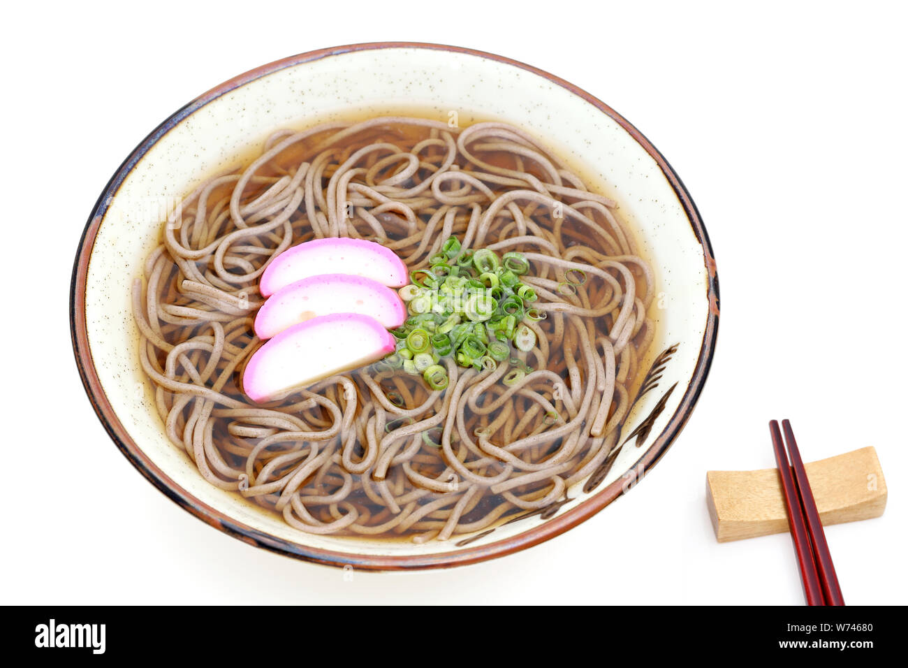 Giapponese Kake Soba Noodles in un vaso di ceramica su sfondo bianco Foto Stock