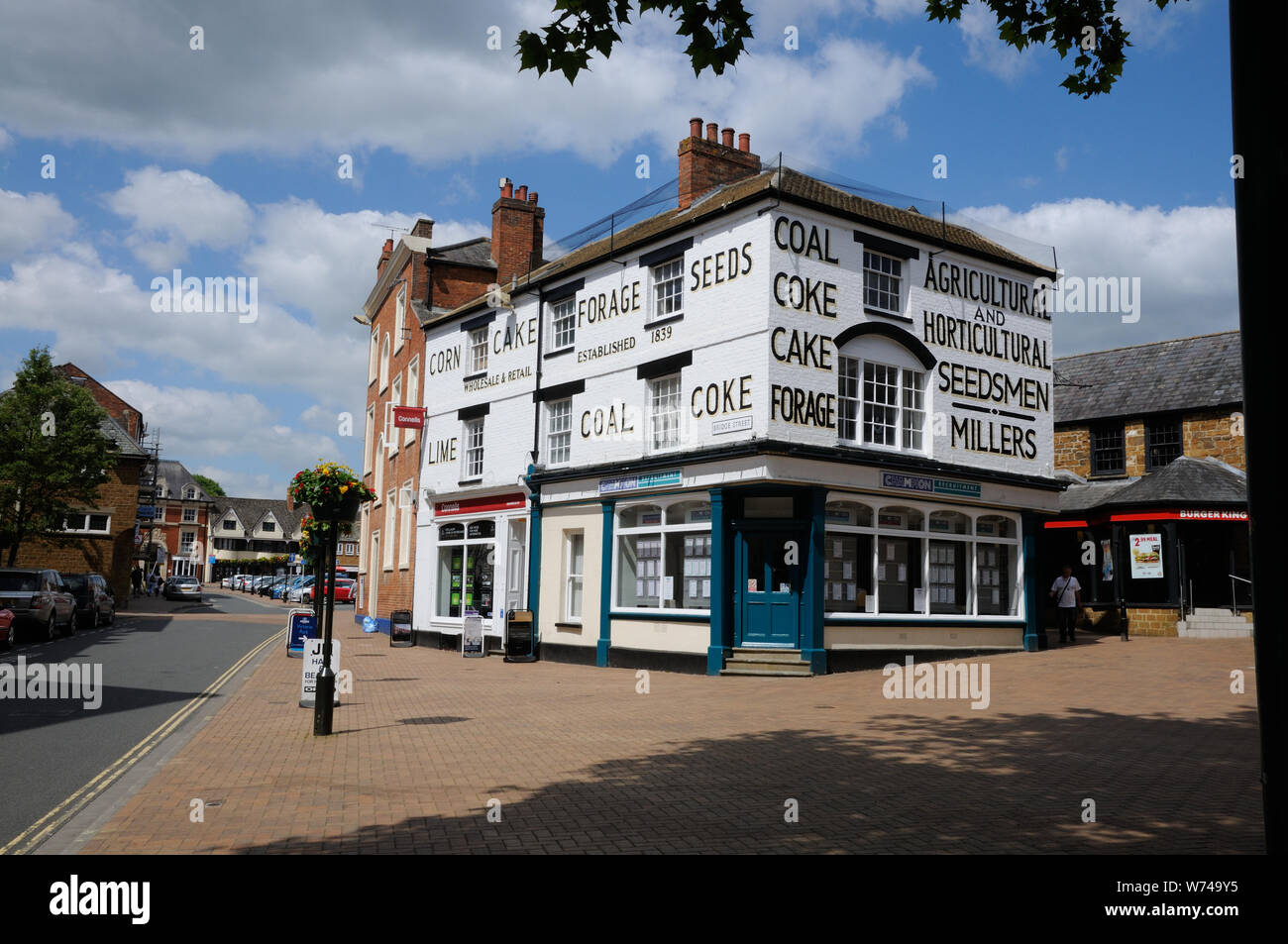 Edificio in Bridge Street, Banbury, Oxfordshire, con promemoria di un'età bygone. Foto Stock