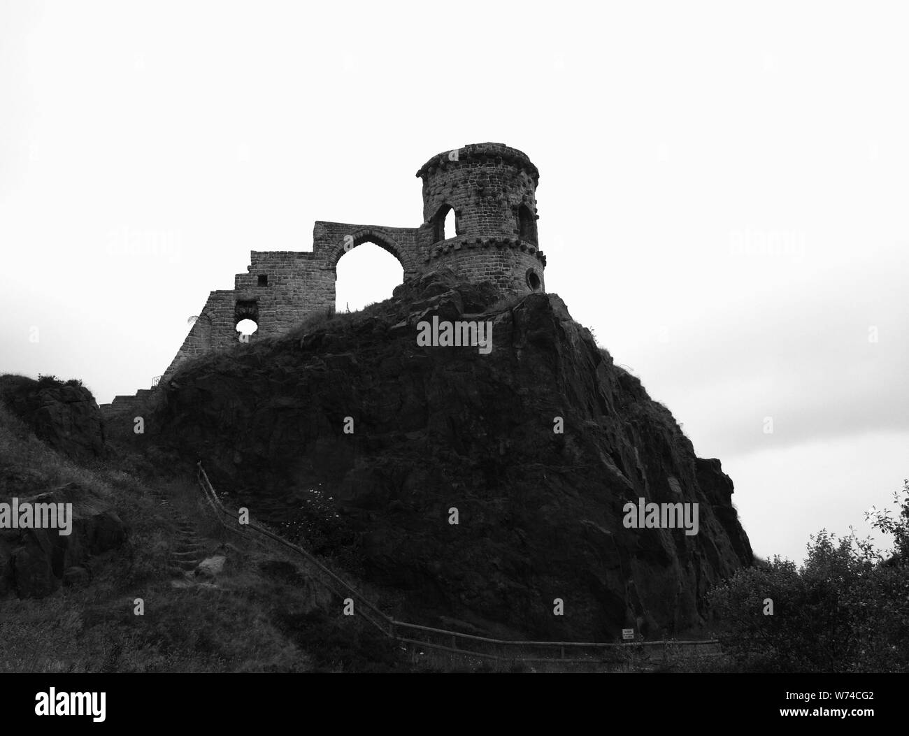 Mow Cop Castello, una rovina follia costruito come un summerhouse da Randle Wilbraham l sul Cheshire, Staffordshire confine in Inghilterra Foto Stock