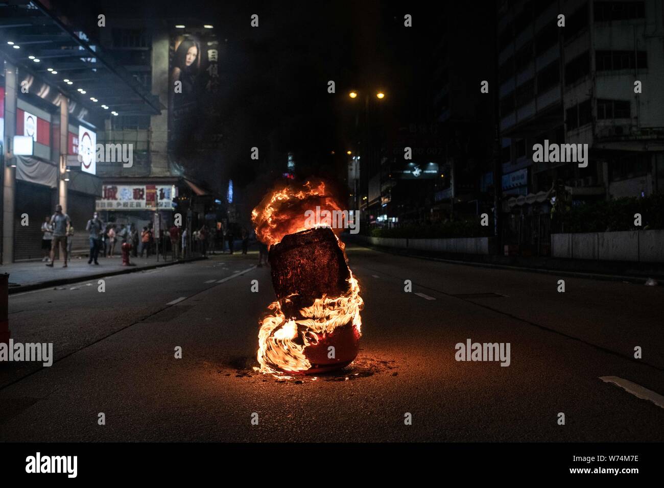 Un cestino della spazzatura sul fuoco in Yau Ma Tei durante la protesta.Pro-democrazia manifestanti hanno continuato settimanalmente manifestazioni per le strade di Hong Kong contro un controverso disegno di legge in materia di estradizione dal 9 giugno come la città immersa nella crisi dopo le ondate di dimostrazioni e diversi scontri violenti. Hong Kong è Chief Executive Carrie Lam si scusava per introdurre il disegno di legge e dichiarato 'dead', tuttavia i manifestanti hanno continuato ad attirare grandi folle con richieste di Lam di rassegnare le dimissioni e completamente ritirare il disegno di legge. Foto Stock