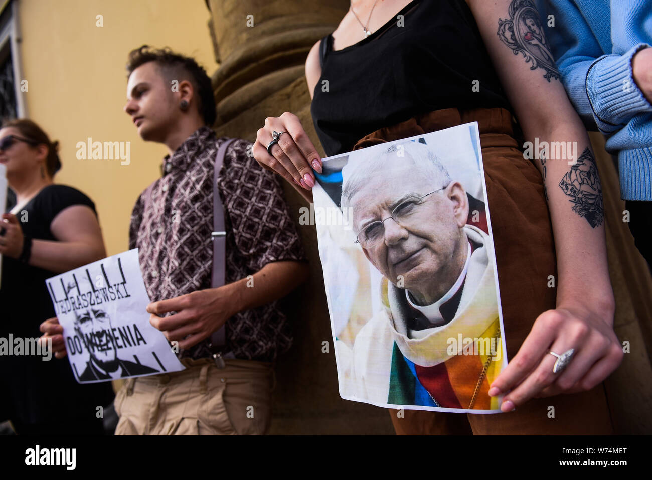 Foto di Cracovia è arcivescovo, Marek Jedraszewski, con colori arcobaleno durante la protesta.Su agosto 01st, celebrazioni del settantacinquesimo anniversario dell'Insurrezione di Varsavia ha avuto luogo in tutta la Polonia. Durante le celebrazioni di massa, la più importante figura della Chiesa polacca di Cracovia, Marek Jedraszewski detto, "Noi sappiamo anche che la nostra terra è fortunatamente non più colpiti dalla peste rossa (un riferimento al comunismo), il che non significa che non vi è alcuna nuova quella che vuole controllare le nostre anime e i nostri cuori e le nostre menti,' . " Il nuovo flagello' non è rosso, ma arcobaleno". Una protesta contro questo sermone compar Foto Stock