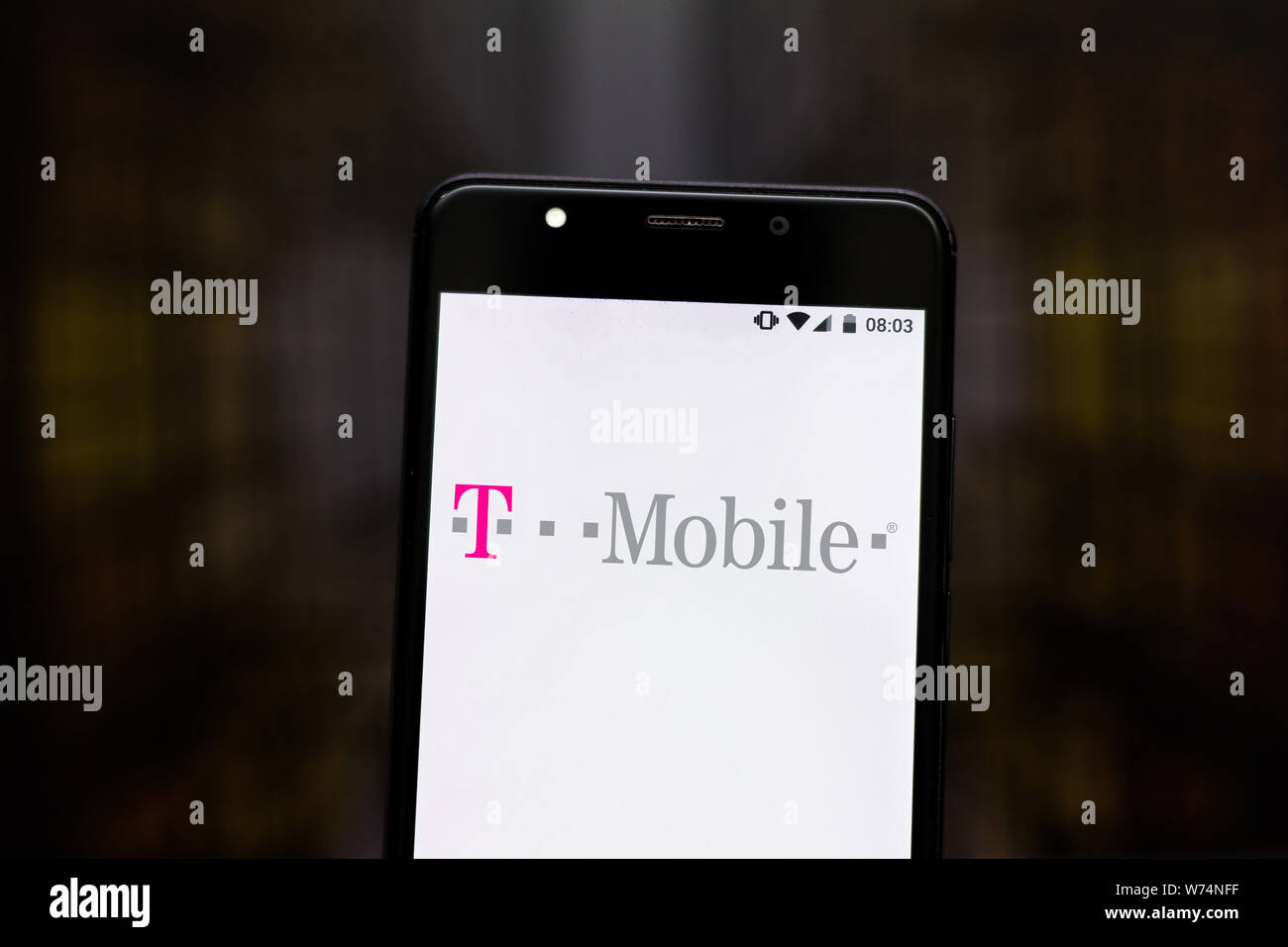 In questa foto illustrazione il logo T-Mobile si vede visualizzato su uno smartphone. Foto Stock
