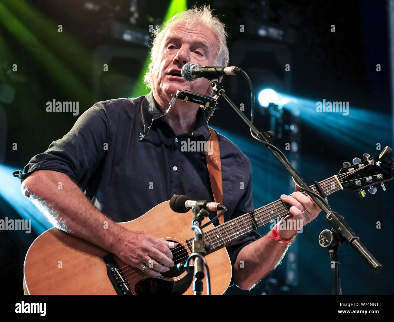 English folk cantante, compositore e chitarrista acustico, Ralph McTell meglio conosciuto per 70s hit strade di Londra si esibisce dal vivo sul palco durante il giorno 4 dell'Wickham Festival, Hampshire, Regno Unito. Foto Stock