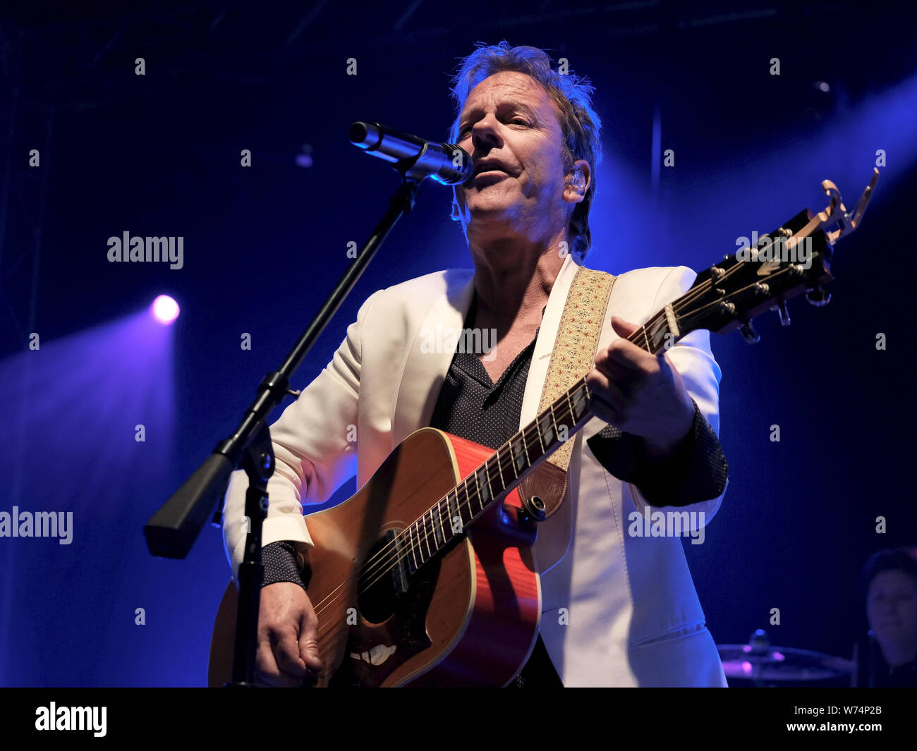 Emmy award Golden Globe vincitore, British-Canadian attore e cantante Kiefer William Frederick Dempsey George Rufus Sutherland aka Kiefer Sutherland suona dal vivo sul palco con la sua band il giorno 4 durante Wickham Festival in Hampshire. Foto Stock