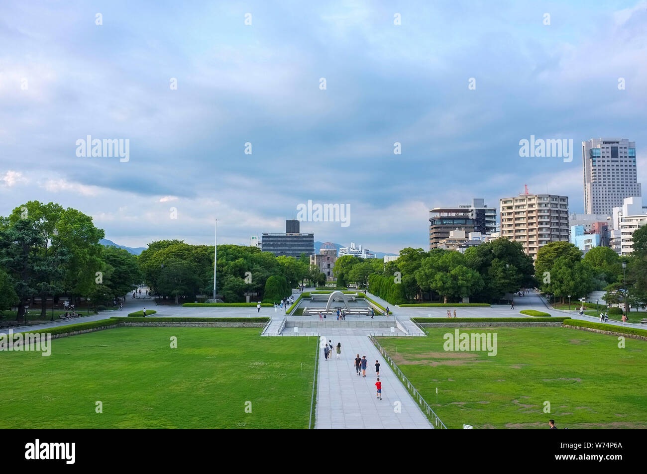 Hiroshima Peace Memorial Park con il Cenotafio Memorial e A-Bomb Dome Memorial visto dal al Museo Memoriale della Pace di Hiroshima, Giappone. Foto Stock