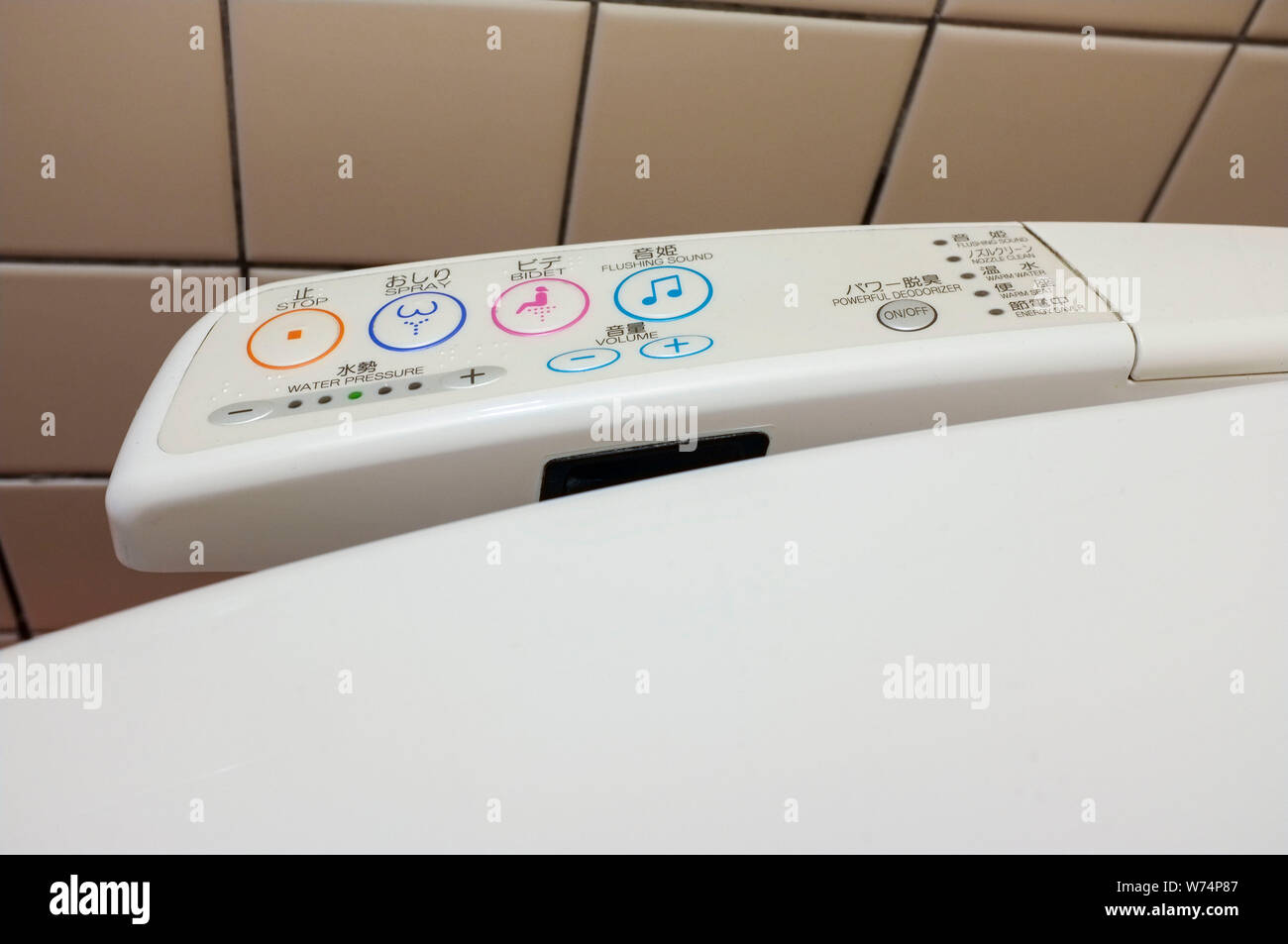 I pulsanti di comando sul lato di un giapponese di sedile di gabinetto. Foto Stock