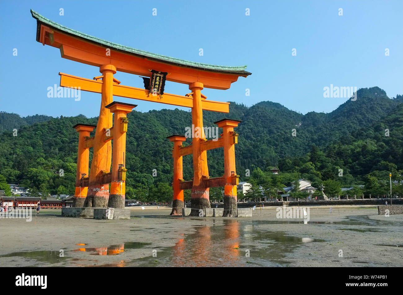 Torii gate a bassa marea di Itsukushima sull'isola di Miyajima, in Giappone. Foto Stock