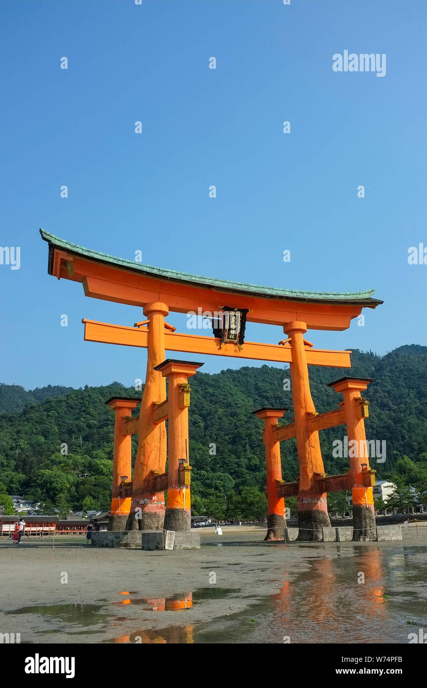 Torii gate a bassa marea di Itsukushima sull'isola di Miyajima, in Giappone. Foto Stock