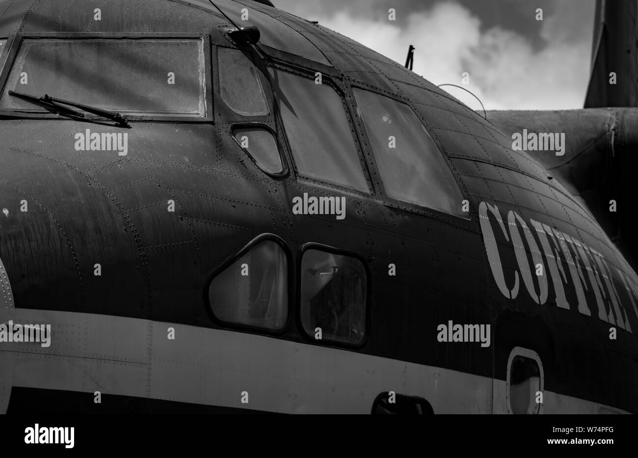 Closeup modificando il vecchio piano in una caffetteria. Il design creativo. Aeroplano decorare come coffee shop. Piano serve come Coffee Shop per i turisti. Foto Stock