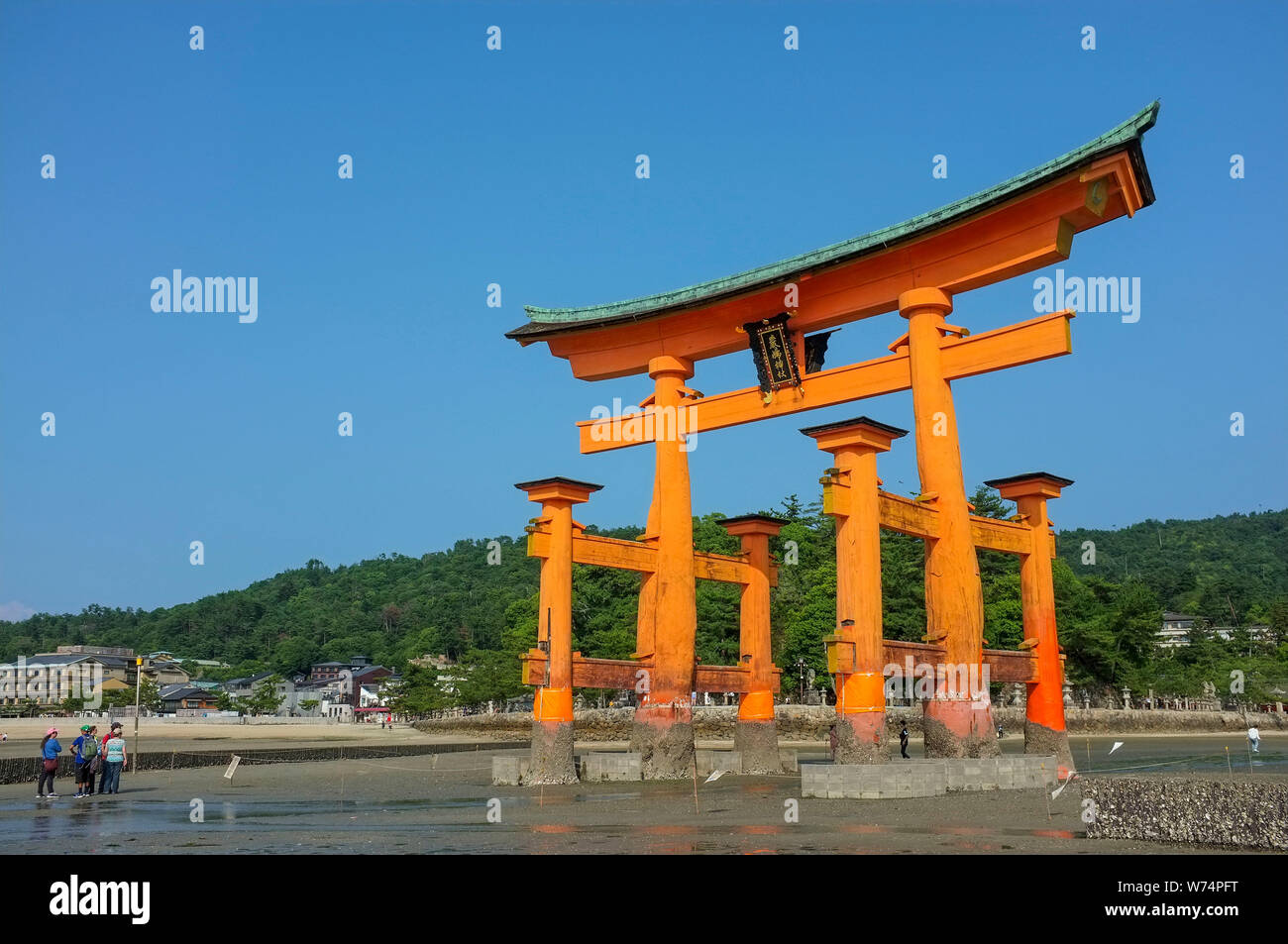 Torii gate a bassa marea di Itsukushima sull'isola di Miyajima, in Giappone. Foto Stock