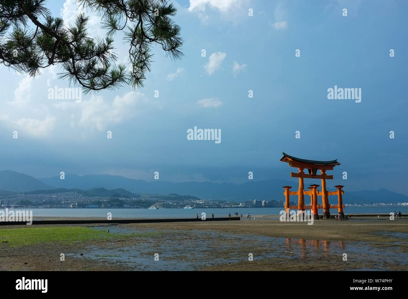 Torii gate a bassa marea di Itsukushima sull'isola di Miyajima, in Giappone. Foto Stock