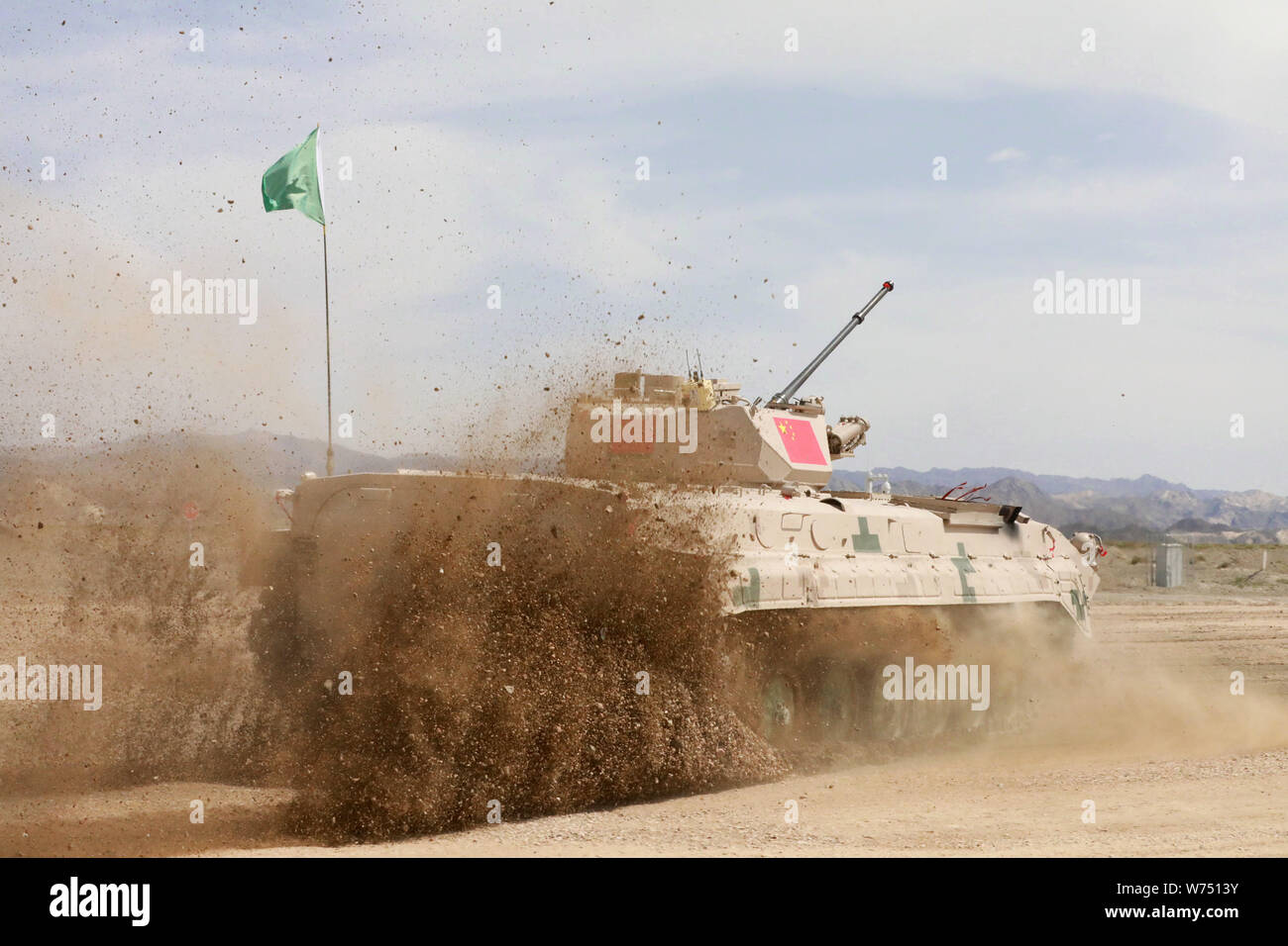 (190805) -- PECHINO, Agosto 5, 2019 (Xinhua) -- un veicolo da combattimento della squadra cinese si è visto durante la competizione in Korla, a nord-ovest della Cina di Xinjiang Uygur Regione autonoma, e il Agosto 5, 2019. Una squadra cinese aggiornato il record per il 'Suvorov Attack' fanteria combattere la concorrenza del veicolo domenica all'esercito Internazionale Giochi 2019 in Korla. (Foto di Wang Junqiang/Xinhua) Foto Stock