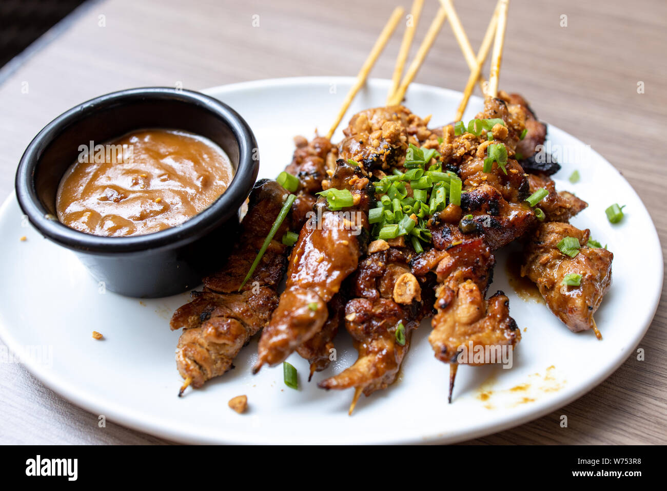 Satay di pollo con salsa di arachidi , Malaysia Foto Stock