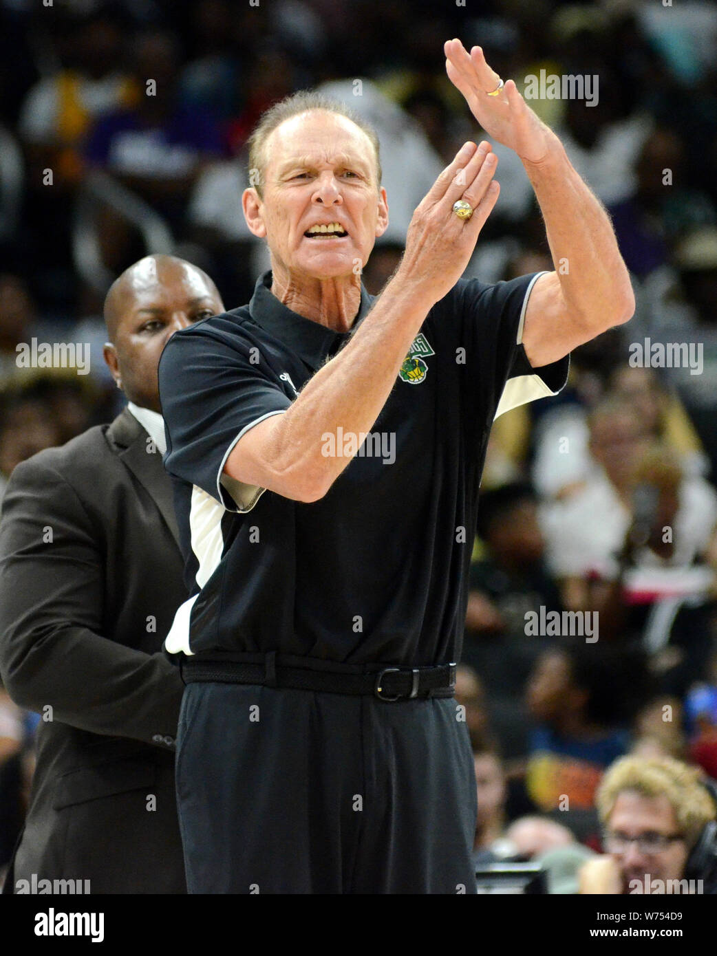 4 agosto 2019: Ball porci head coach Rick Barry reagisce a una chiamata durante il BIG3 Campionato di basket al Forum Fiserv a Milwaukee nel Wisconsin. Ricky Bassman/CSM Foto Stock