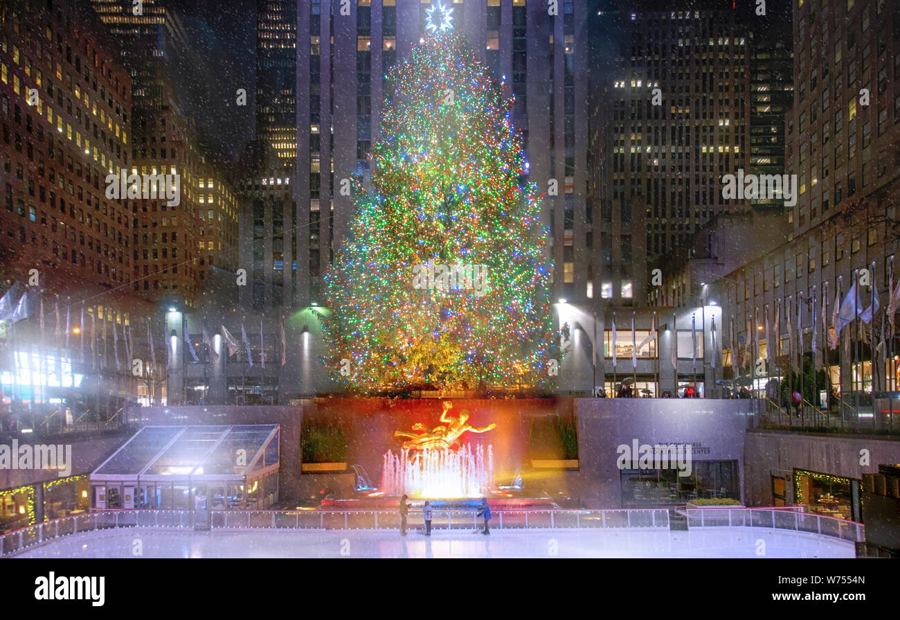 La famosa pista di pattinaggio al Rockefeller Center è il fulcro della stagione di Natale a New York City. La magia del Natale è nell'aria. Foto Stock