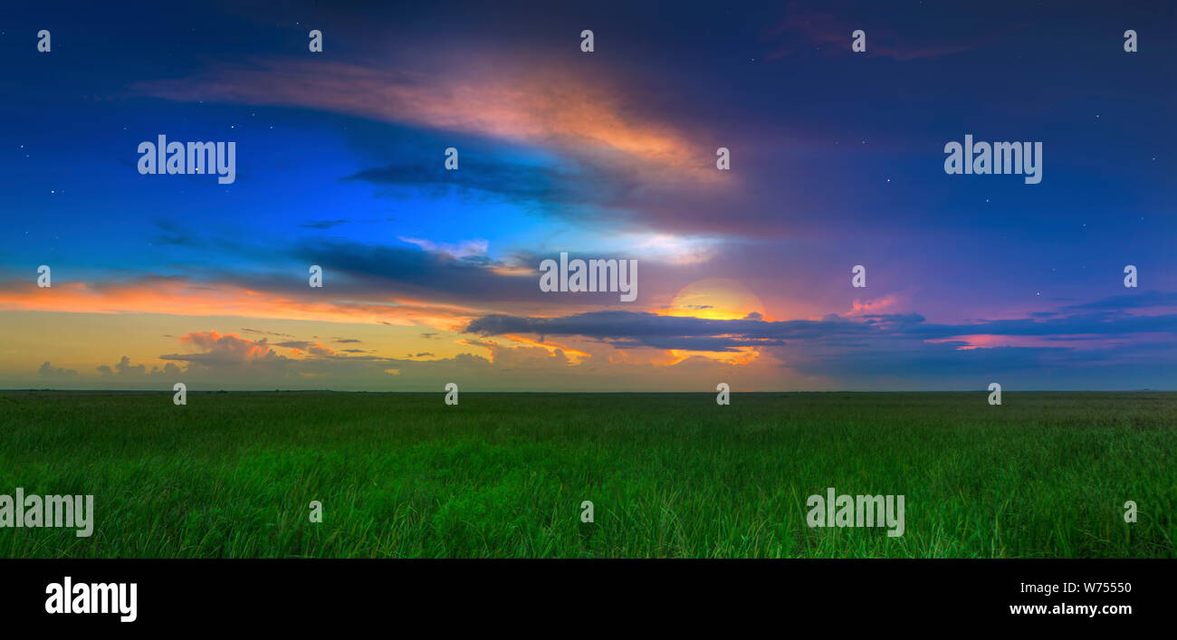 Uno splendido tramonto su ampi spazi aperti della Florida Everglades segna la fine di un giorno d'estate. Foto Stock