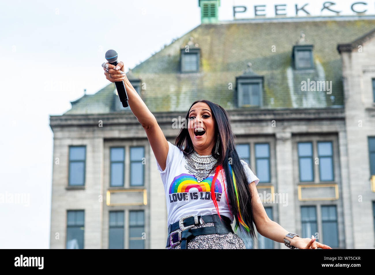 Amsterdam, Paesi Bassi. 04 Ago, 2019. Il cantante venezuelano, songritten e attrice Mayre Martinez è visto dando una performance sul palco. La fine ufficiale - partito in cui vi è sempre una colorata collezione di artisti entra nella fase ha avuto luogo presso la famosa piazza Dam in Amsterdam. Quest'anno la performance di Conchita, Mutya Buena, netta, Paul Morris, Mayré Martinez, Channah Hewitt, etc e hosting da uno degli ambasciatori di orgoglio, Ambra vigna. Credito: SOPA Immagini limitata/Alamy Live News Foto Stock