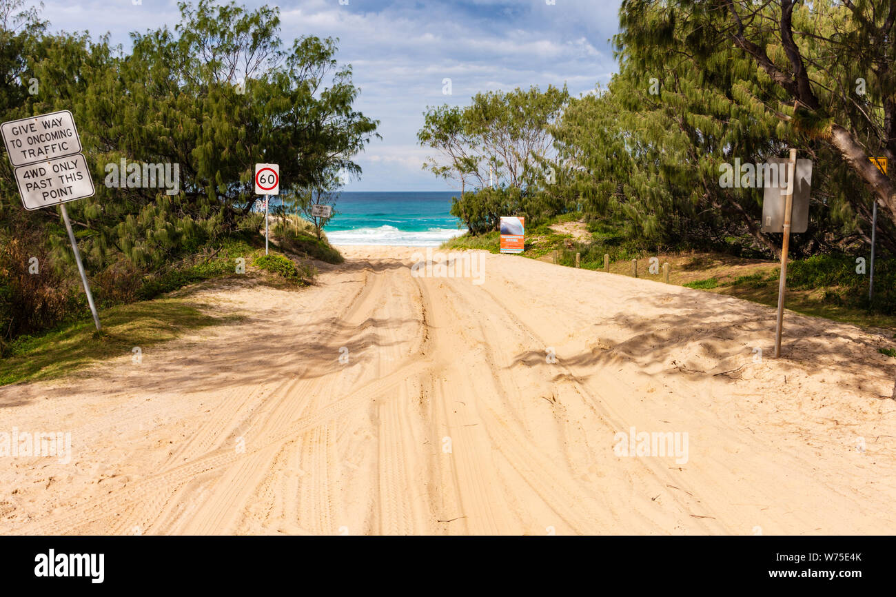 Un sentiero sabbioso che conducono alla spiaggia in una giornata di sole Foto Stock