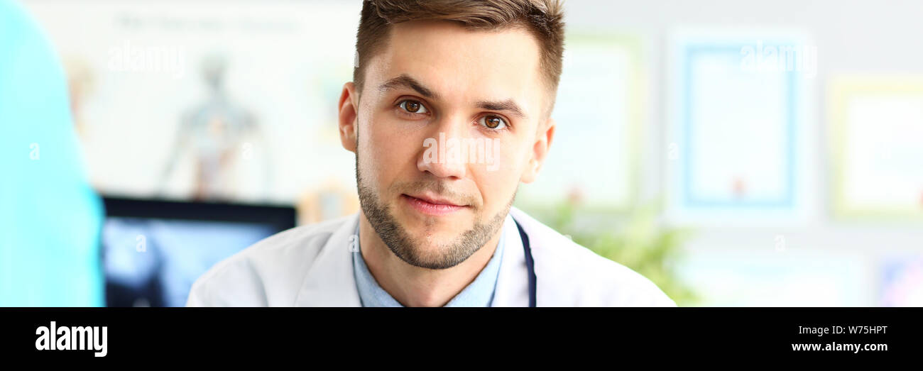 Riflessivo terapista che pongono in clinica Foto Stock