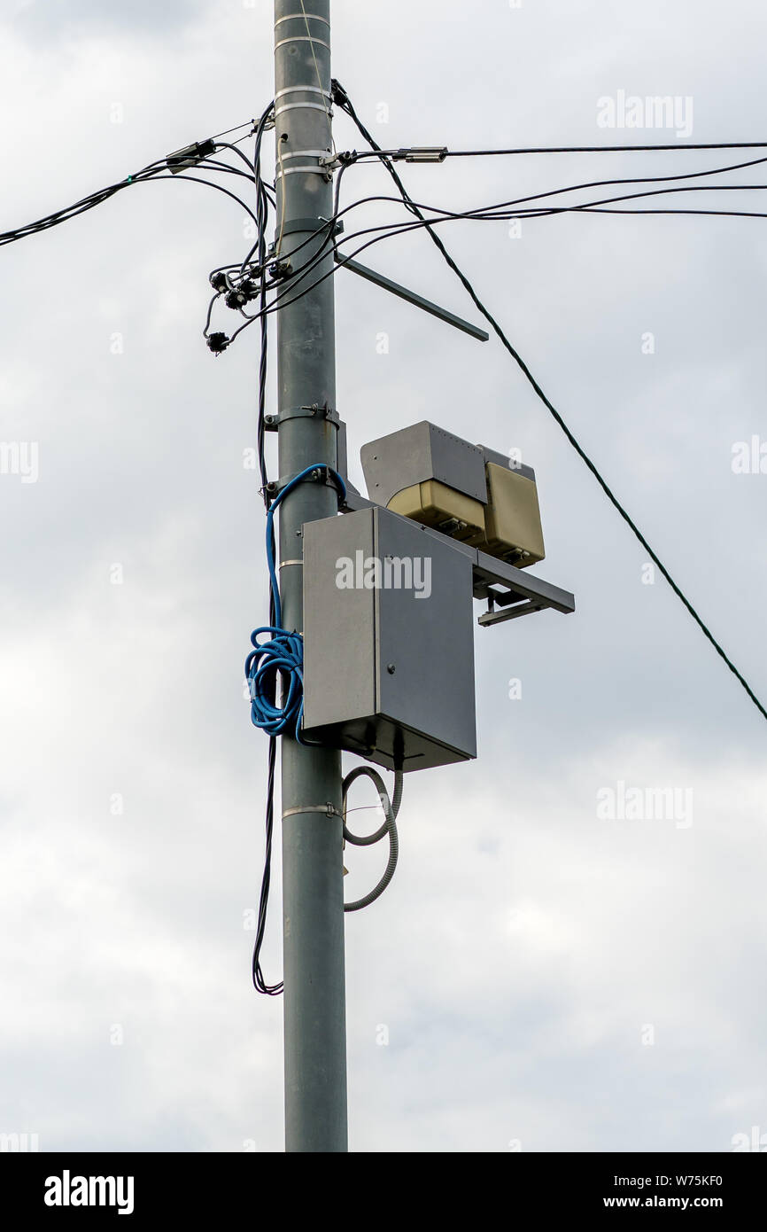Polo di calcestruzzo con fili elettrici e di apparecchiature per le comunicazioni Foto Stock
