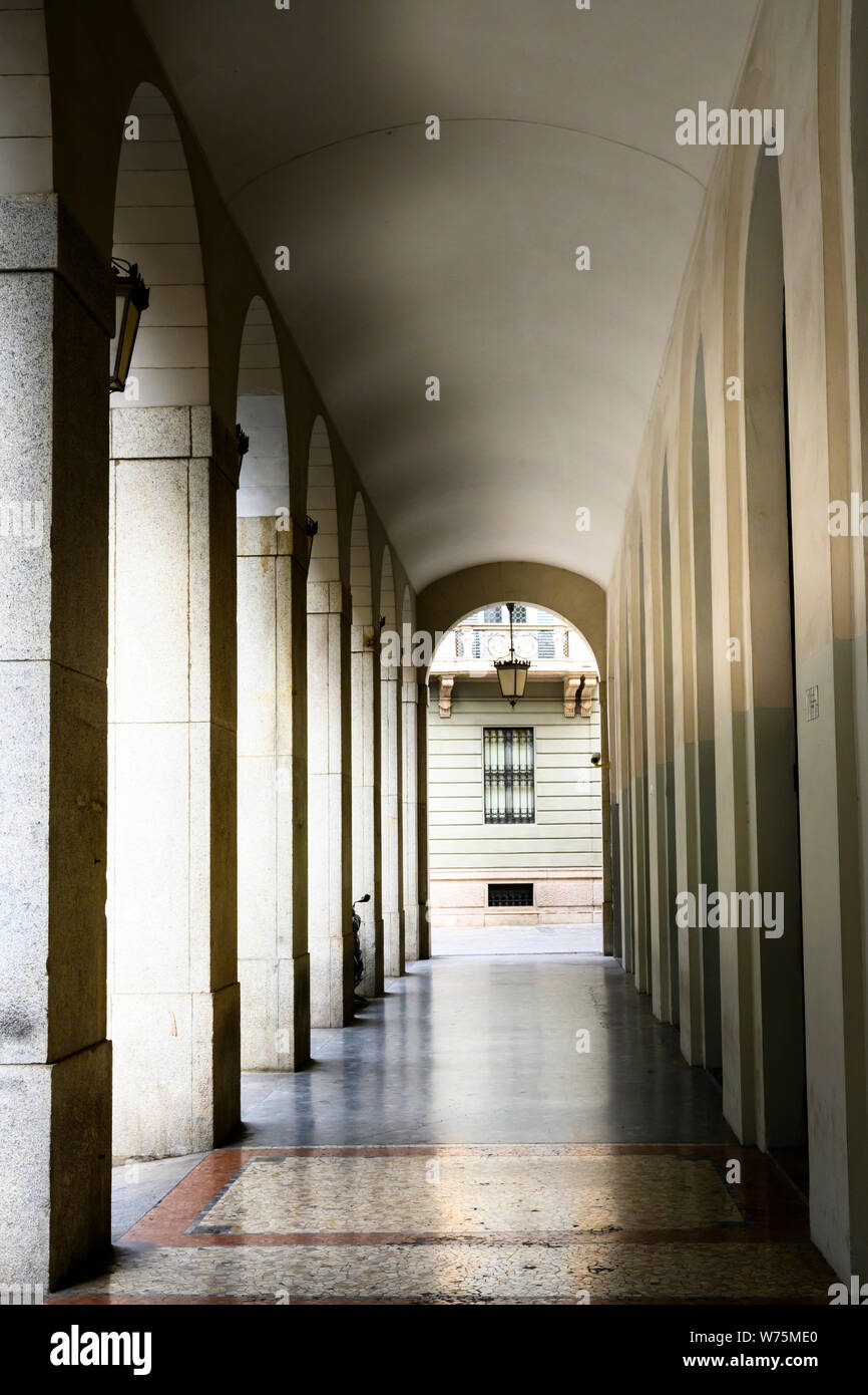 Portico di filodrammatici avenue nel centro della città di Milano. Foto Stock