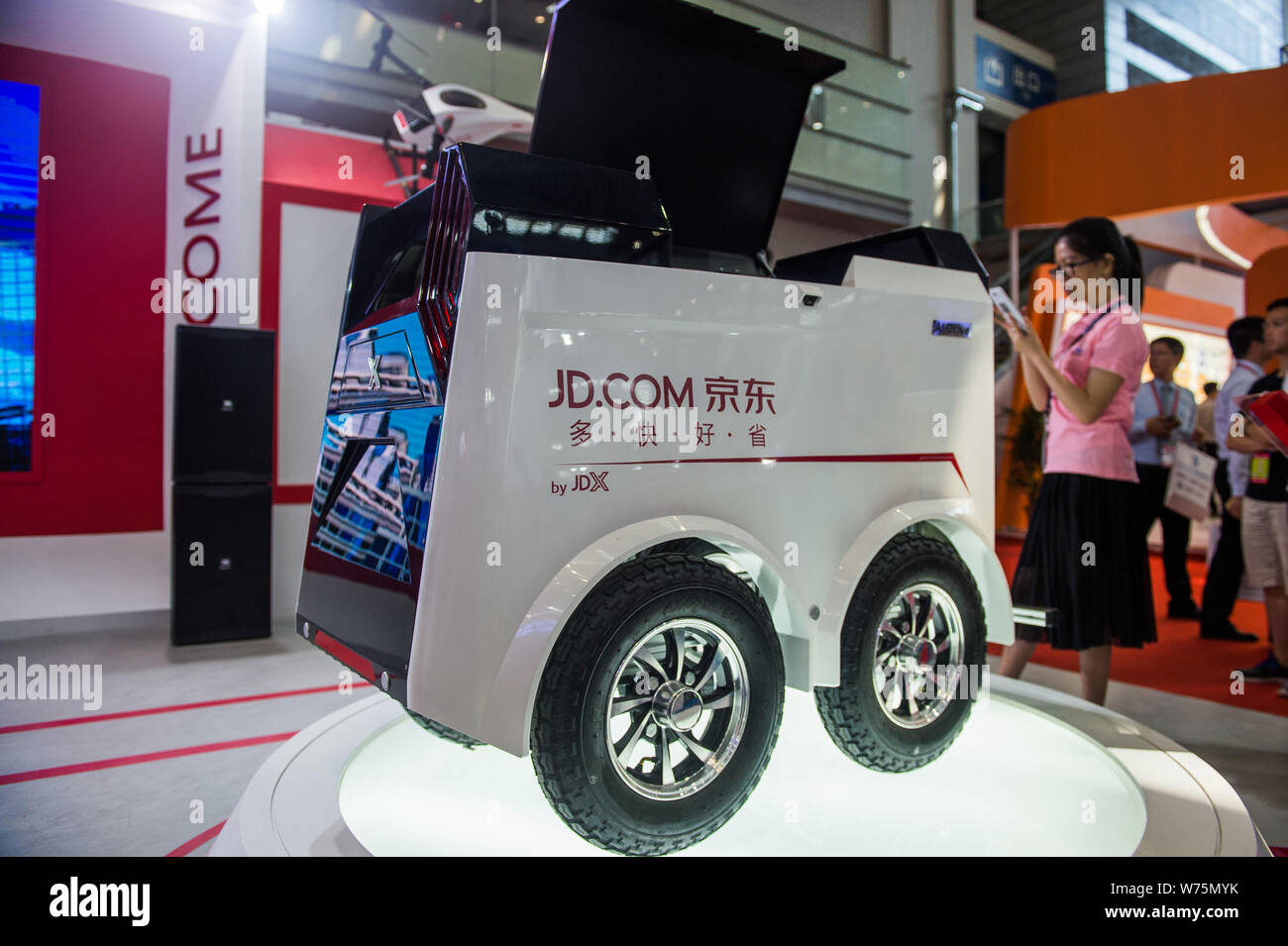 --FILE--un JD driverless carrello è sul display durante una mostra nella città di Shenzhen, Cina del sud della provincia di Guangdong, 12 ottobre 2017. JD.com Inc. è Foto Stock