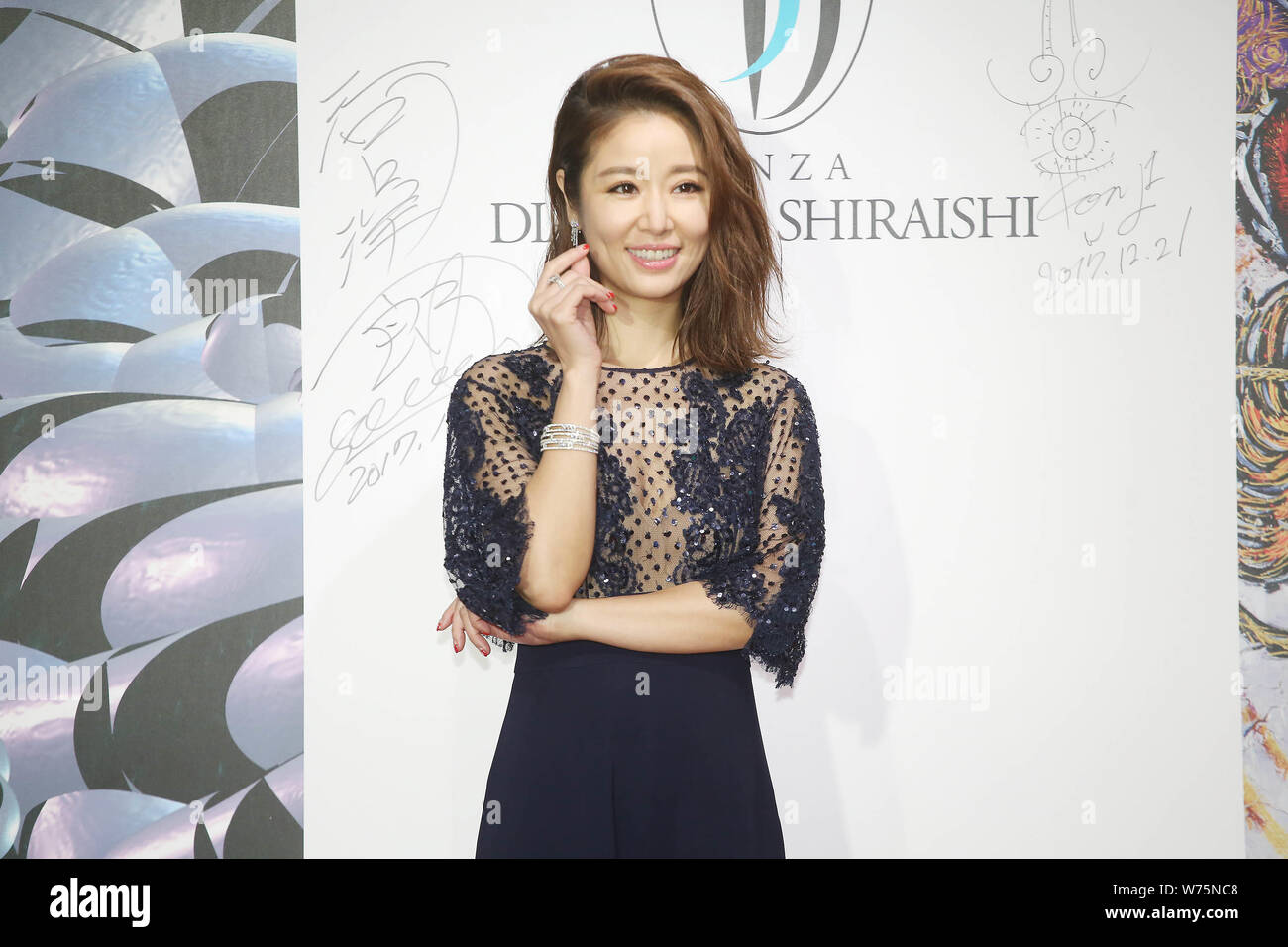 **TAIWAN OUT * * attrice Taiwanese Ruby Lin pone alla cerimonia di apertura per 'Ginza shiraishi diamond x Exelco diamante' a Taipei, Taiwan, 21 Dicembre 2 Foto Stock