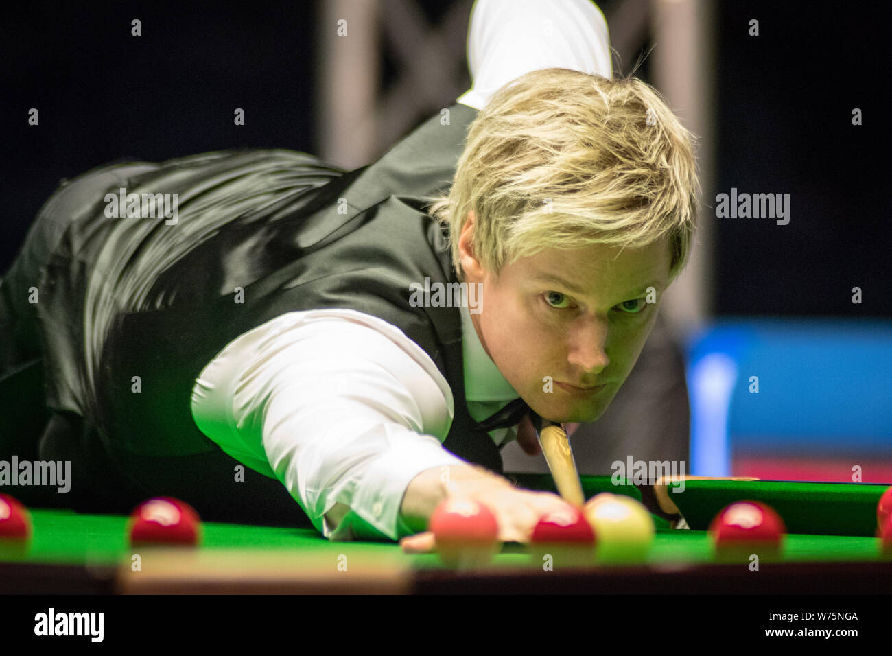 Neil Robertson di Australia gioca un colpo a John Higgins della Scozia nel loro semi-match finale durante il 2017 Dafabet Scottish Open snooker tournamen Foto Stock