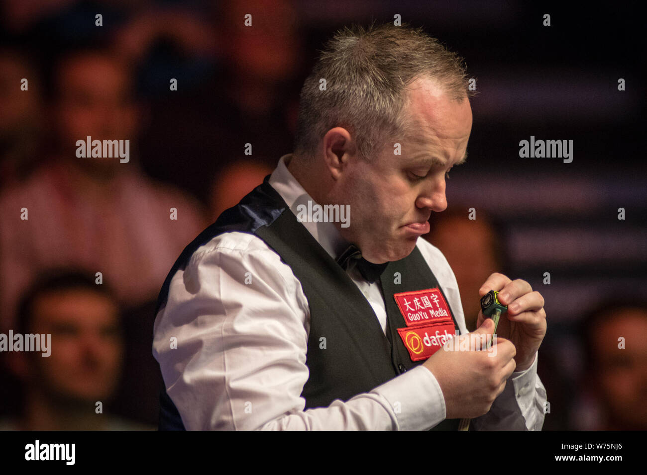 John Higgins della Scozia ritiene che un colpo di Neil Robertson di Australia nella loro semi-match finale durante il 2017 Dafabet Scottish Open snooker tourn Foto Stock