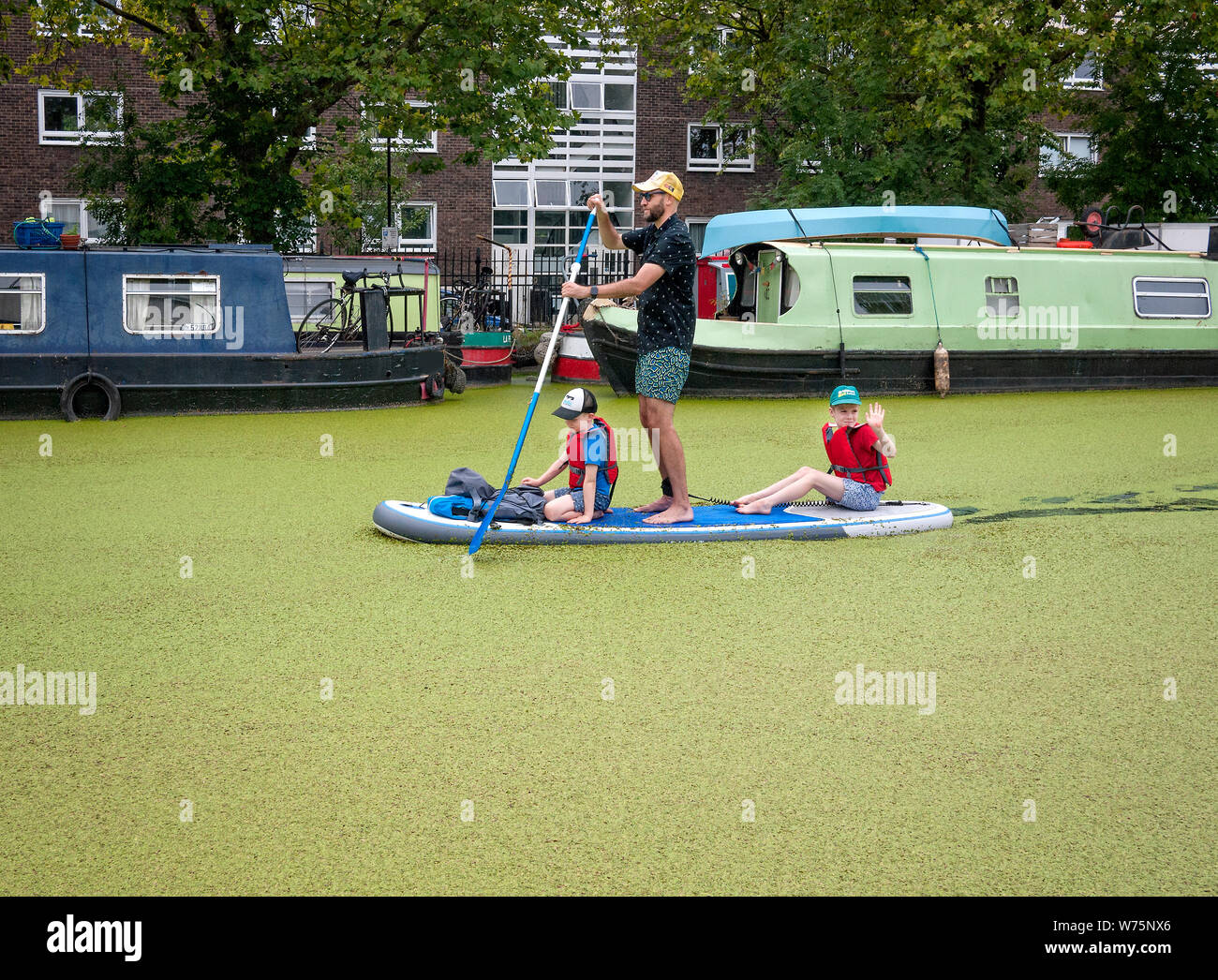 Padre e figli paddle imbarco sul Regents Park canal Little Venice London REGNO UNITO Foto Stock