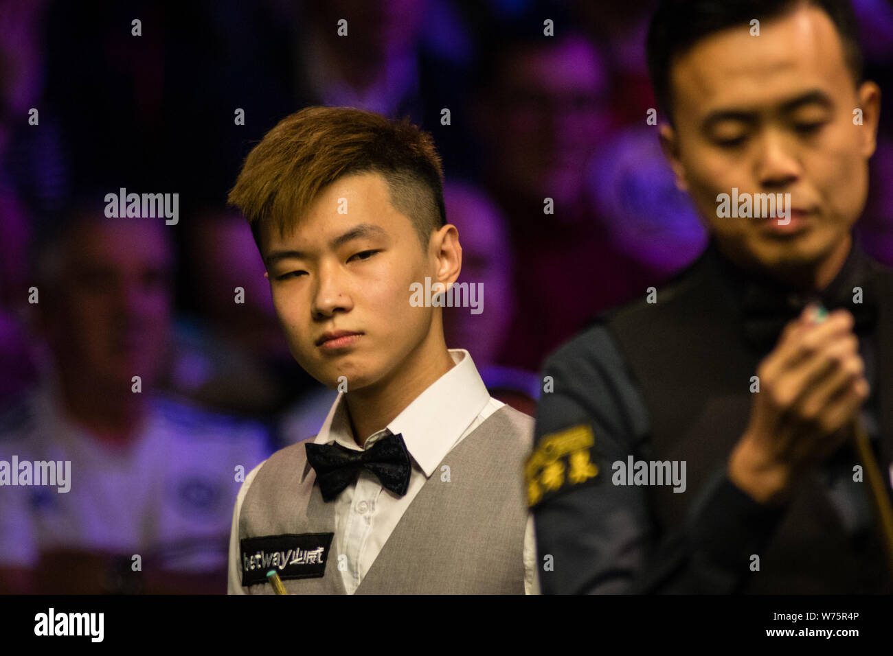 Zhao Xintong della Cina reagisce come egli orologi Marco fu di Hong Kong a  giocare un colpo nella loro seconda partita durante il 2017 Betway  campionato britannico di SN Foto stock - Alamy