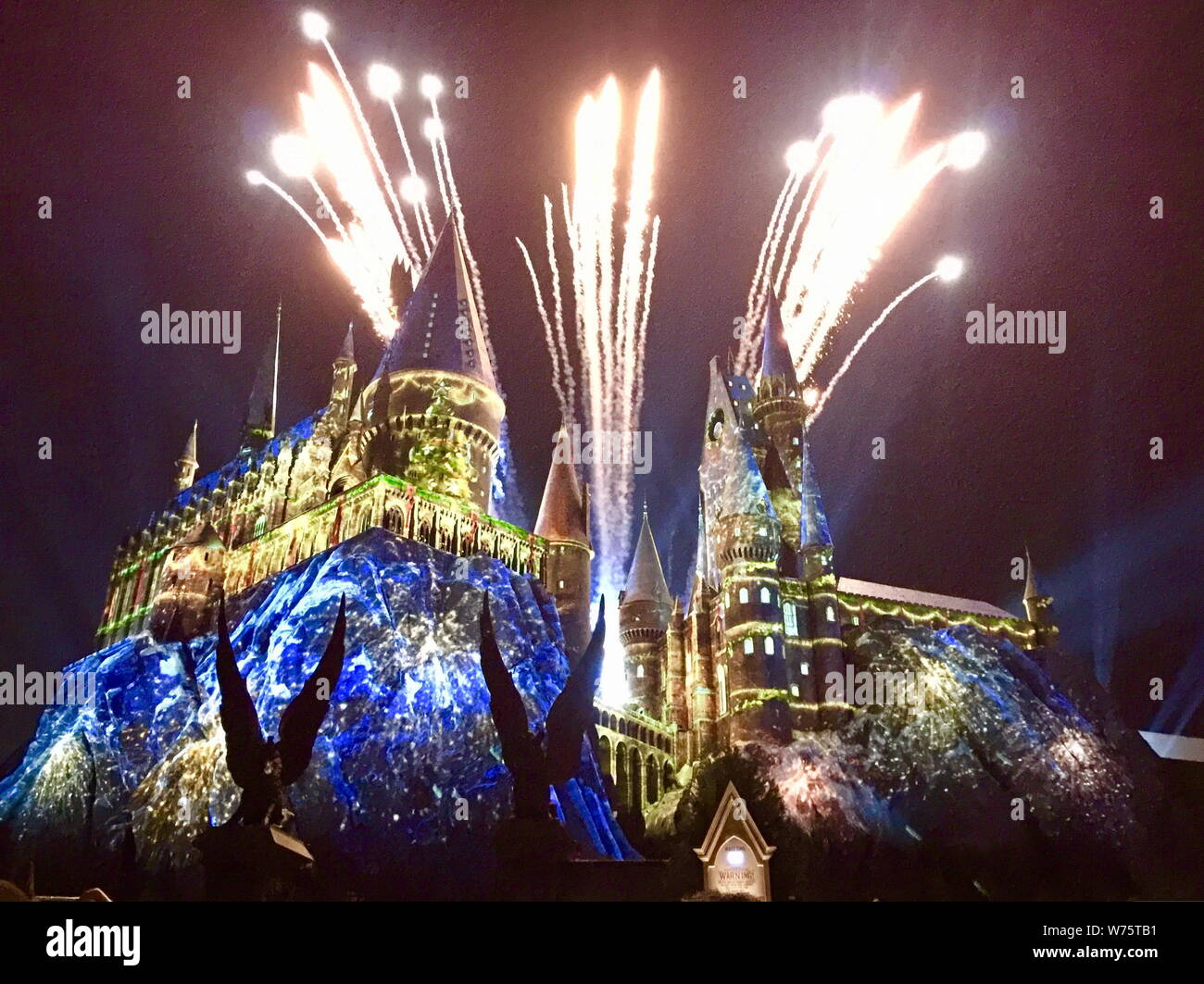 Fuochi d'artificio illuminano il cielo durante le feste di Natale all'Universal Orlando Resort di Orlando, Florida, Stati Uniti d'America, 26 Dicembre 20 Foto Stock