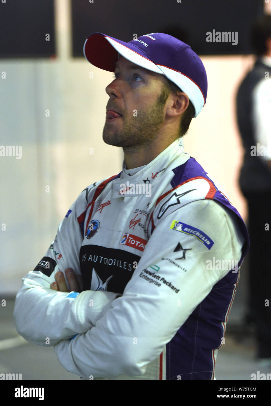 British racing driver Sam Bird di AF Corse è visto durante il premio cerimonia di presentazione dopo aver vinto il 2017 HKT di Hong Kong E-Premio di Formula e in Foto Stock