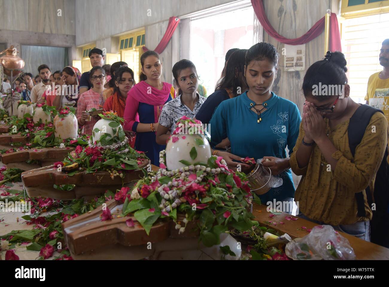 Prayagraj, India. 5° agosto 2019. Devoto indù Jalabhishek offerta al Signore Shiva a un tempio in occasione del terzo lunedì del mese Shravan in Prayagraj(Allahabad) il 05 agosto 2019. Credito: Prabhat Kumar Verma/ZUMA filo/Alamy Live News Foto Stock