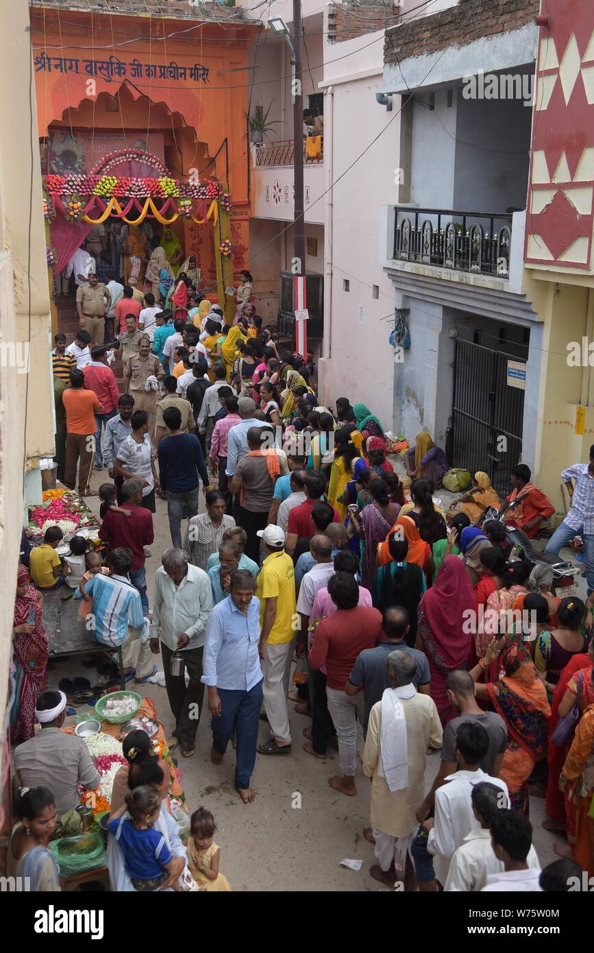 Prayagraj, India. 5° agosto 2019. Devoto indù in coda per offrire la preghiera in occasione del festival Nagpanchami al di fuori del centro storico di Tempio di Nagasaki durante il mese Shravan in Prayagraj(Allahabad) il 05 agosto 2019. Credito: Prabhat Kumar Verma/ZUMA filo/Alamy Live News Foto Stock